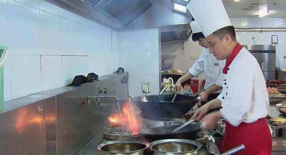 厨房油烟 餐馆饭店油烟能通过什么方法改善?请听听新风系统怎么说!